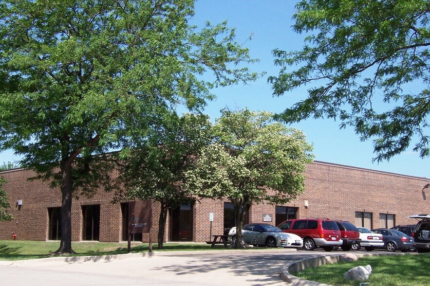 3170-3190 MacArthur Blvd, Northbrook, IL for lease - Building Photo - Image 2 of 32