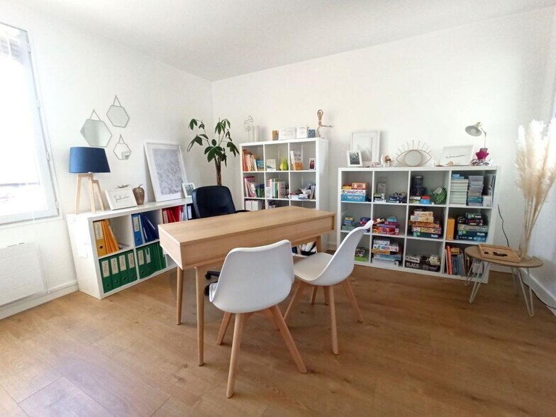 Office in Poissy for lease - Interior Photo - Image 2 of 5