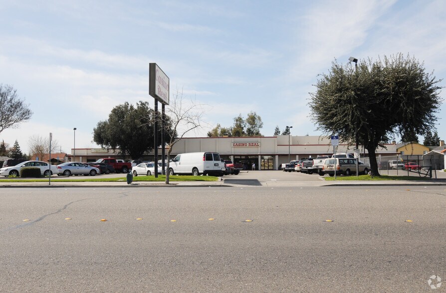 1355 N Main St, Manteca, CA à vendre - Photo du bâtiment - Image 2 de 6