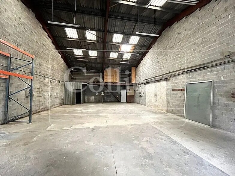 Flex in Roquefort-la-Bédoule for lease - Building Photo - Image 3 of 5