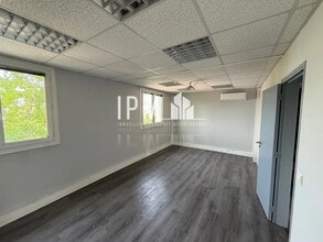 Office in Aix-en-Provence for lease Interior Photo- Image 2 of 5