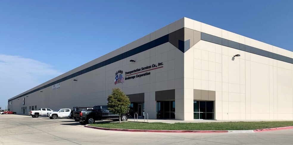 8630 NE Loop 410, San Antonio, TX à louer - Photo du bâtiment - Image 2 de 8