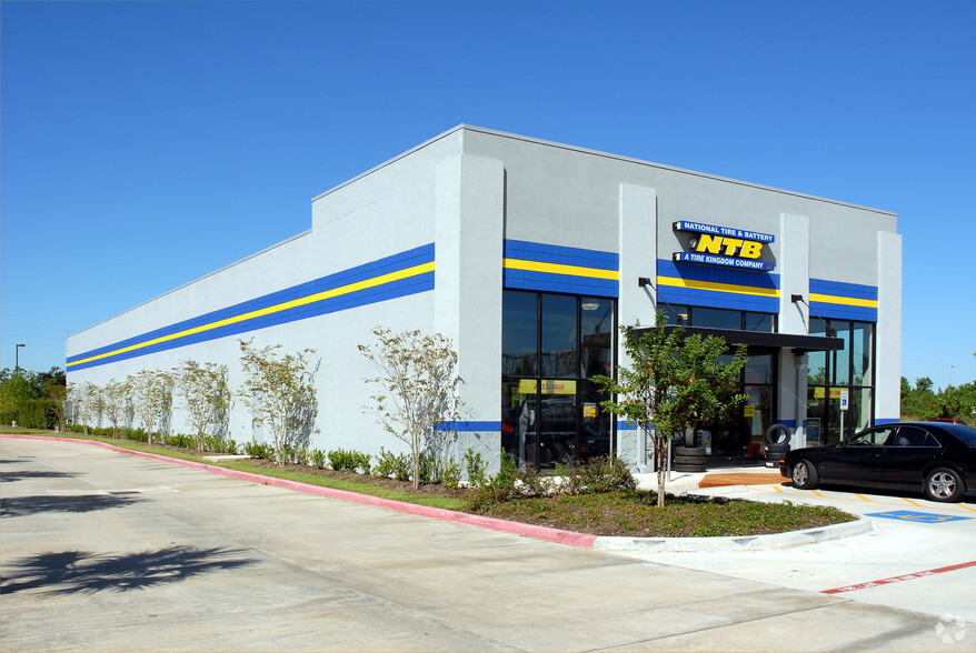 11017 North Fwy, Houston, TX for lease - Primary Photo - Image 1 of 5