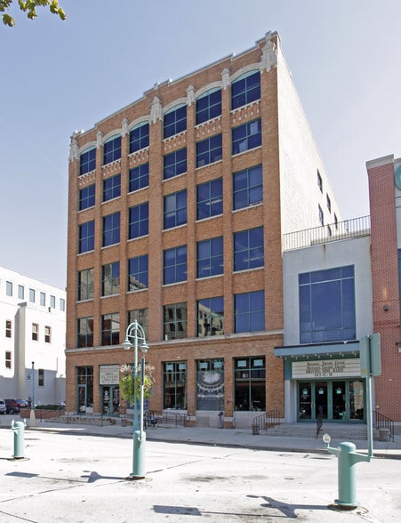 158 N Broadway, Milwaukee, WI for lease - Building Photo - Image 2 of 3