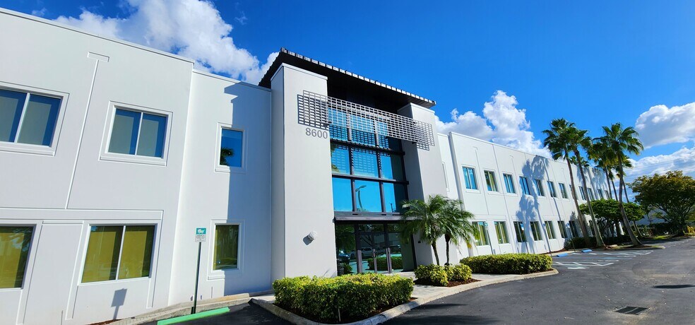 8600 NW 17th St, Doral, FL à louer - Photo du bâtiment - Image 3 de 10