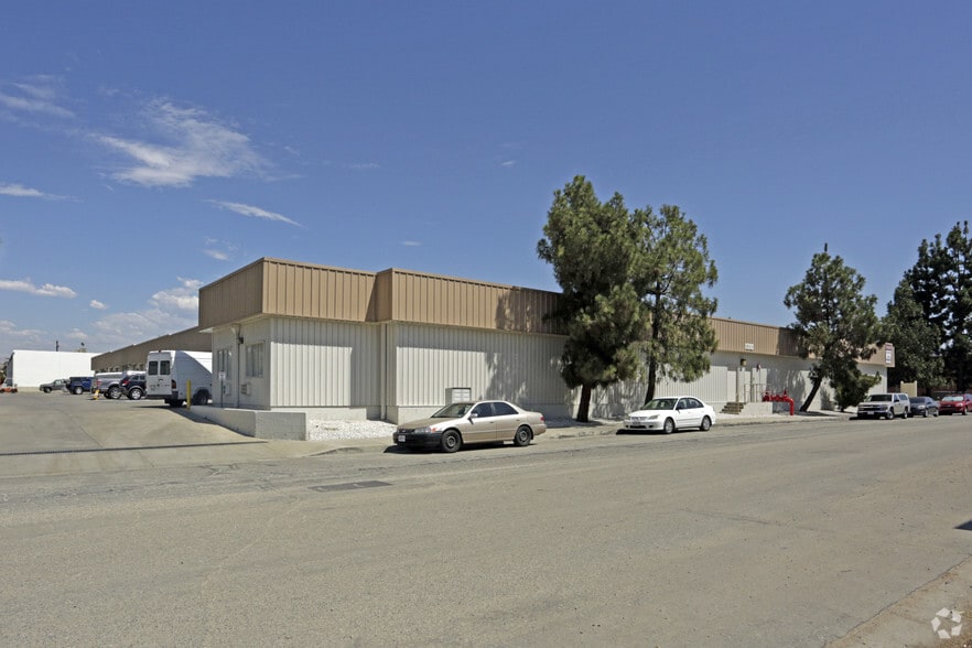 26846 Oak Ave, Canyon Country, CA for lease - Primary Photo - Image 1 of 8