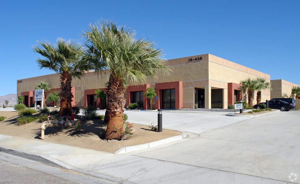 19392 Ruppert St, North Palm Springs, CA à vendre - Photo du bâtiment - Image 2 de 3