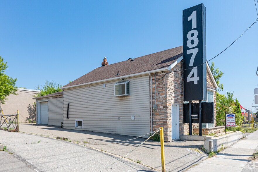1874 Wilson Ave, Toronto, ON à vendre - Photo du bâtiment - Image 2 de 2