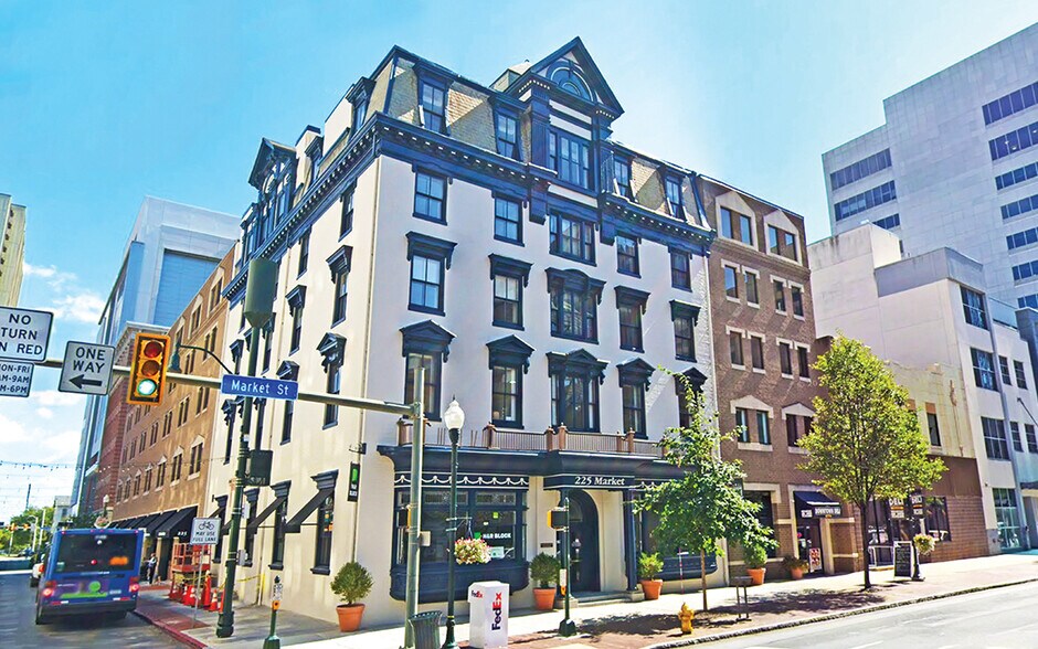 225 Market St, Harrisburg, PA à louer - Photo du bâtiment - Image 1 de 18