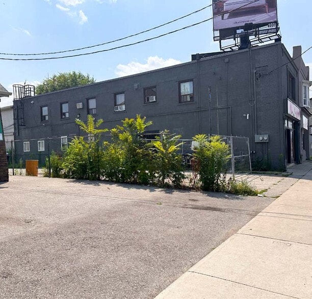 2451 St Clair Av W, Toronto, ON à vendre - Photo principale - Image 1 de 7