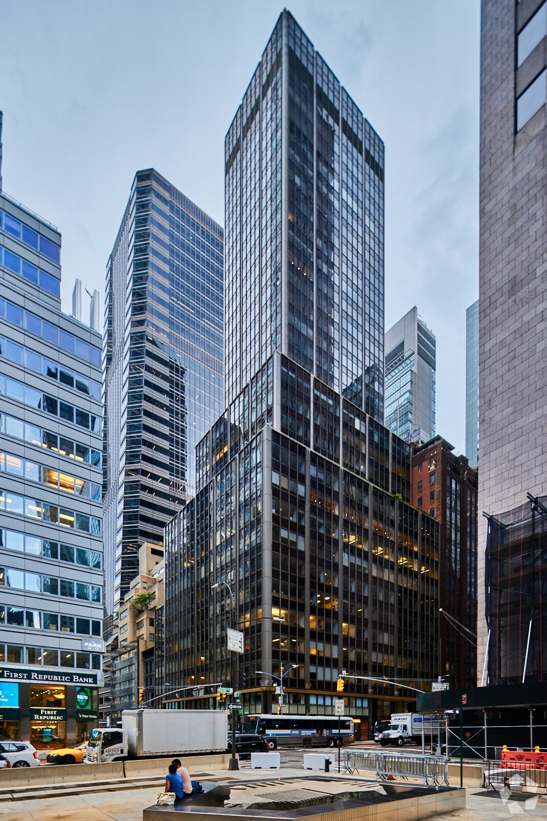 555 Madison Ave, New York, NY à louer Photo du bâtiment- Image 1 de 10