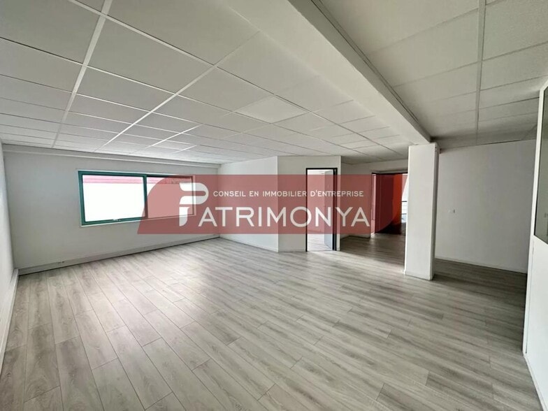 Office in Aubagne for lease - Interior Photo - Image 2 of 6