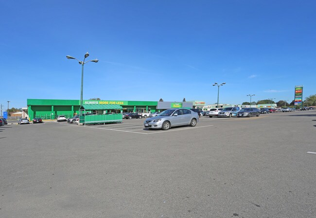 Plus de détails pour 580-640 Mohawk Rd W, Hamilton, ON - Commerce de détail à louer