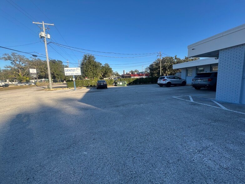 111 W Robertson St, Brandon, FL à louer - Photo du bâtiment - Image 3 de 5