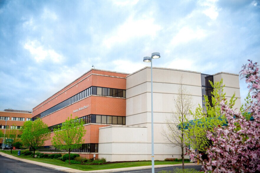 1705 E Broadway, Columbia, MO à louer - Photo du bâtiment - Image 2 de 4