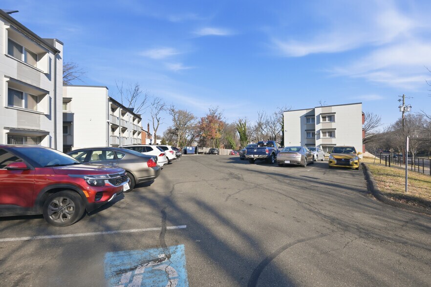 5010 Southern Ave SE, Washington, DC à vendre - Photo du bâtiment - Image 3 de 13