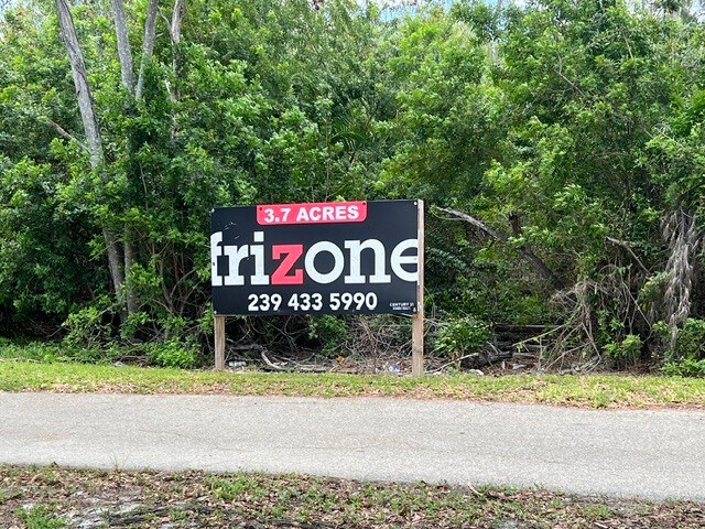 7910 Gladiolus Dr, Fort Myers, FL à vendre Photo principale- Image 1 de 5