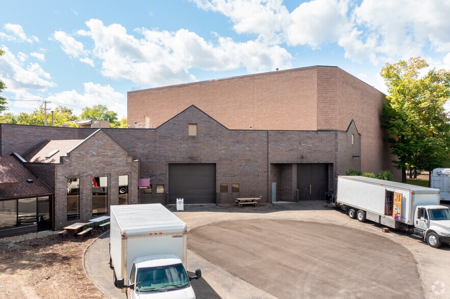 23689 Industrial Park Dr, Farmington Hills, MI for lease - Aerial - Image 2 of 19