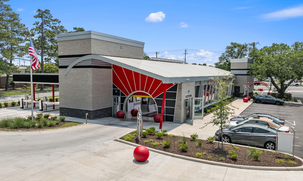 3915 Oleander Dr, Wilmington, NC for sale - Building Photo - Image 2 of 3