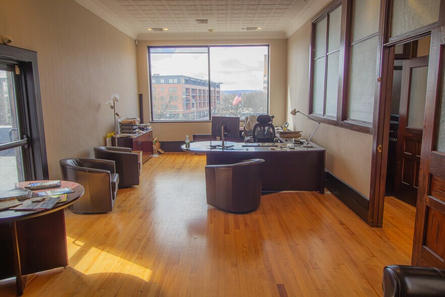 174 Glen St, Glens Falls, NY à vendre - Photo du bâtiment - Image 2 de 27