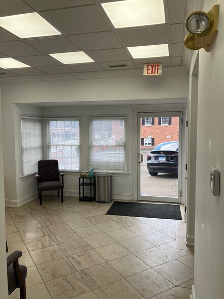 27 Pine St, New Canaan, CT for lease - Interior Photo - Image 2 of 11