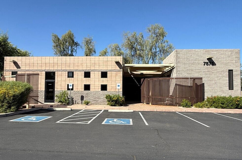 7571 S Willow Dr, Tempe, AZ for lease Primary Photo- Image 1 of 7