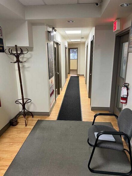 7 Westwinds Cres NE, Calgary, AB à louer - Photo intérieure - Image 2 de 9