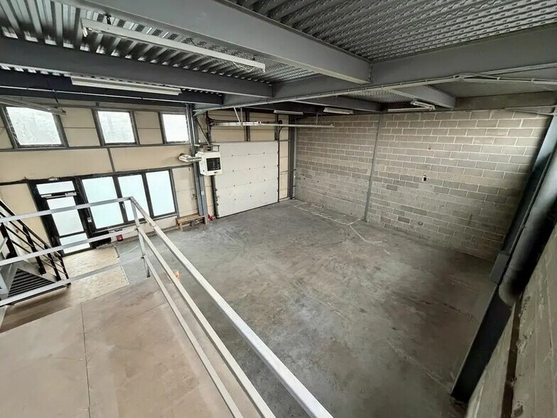 Flex in Le Thillay for lease - Interior Photo - Image 1 of 6