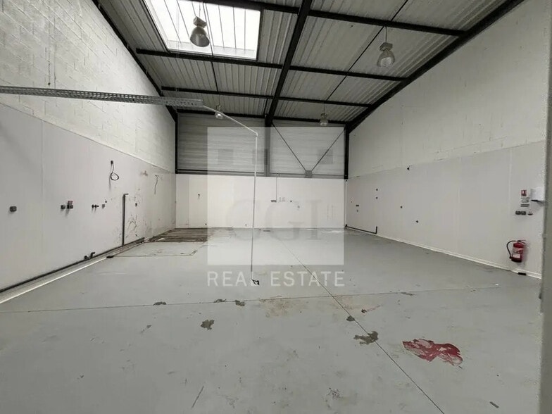 Flex in Mions for lease - Interior Photo - Image 3 of 8