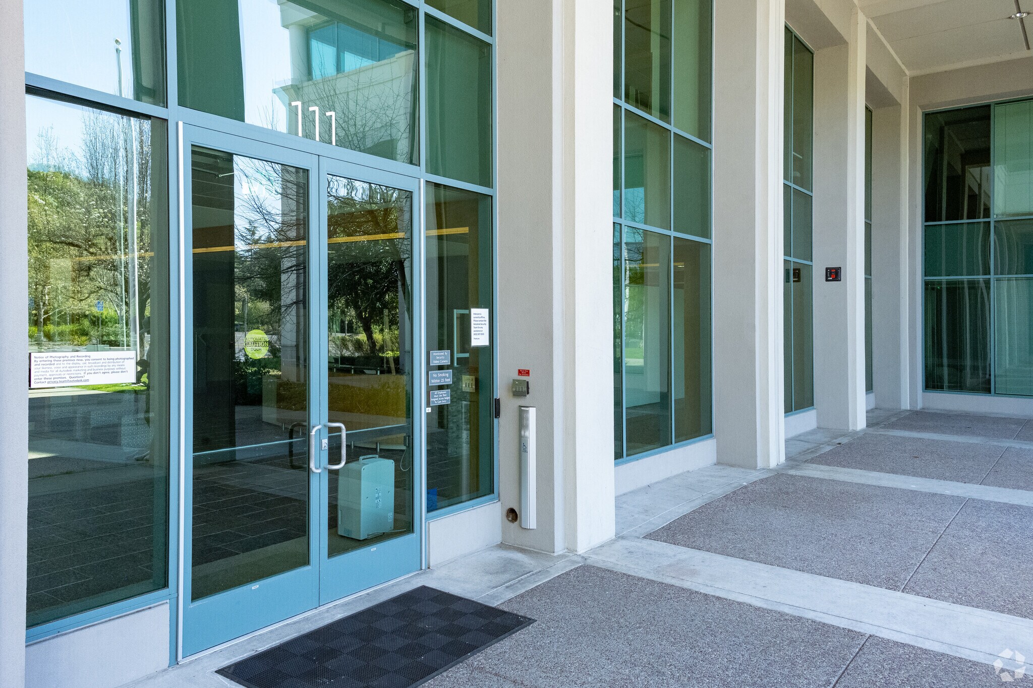 111 McInnis Pky, San Rafael, CA à louer Photo du bâtiment- Image 1 de 8