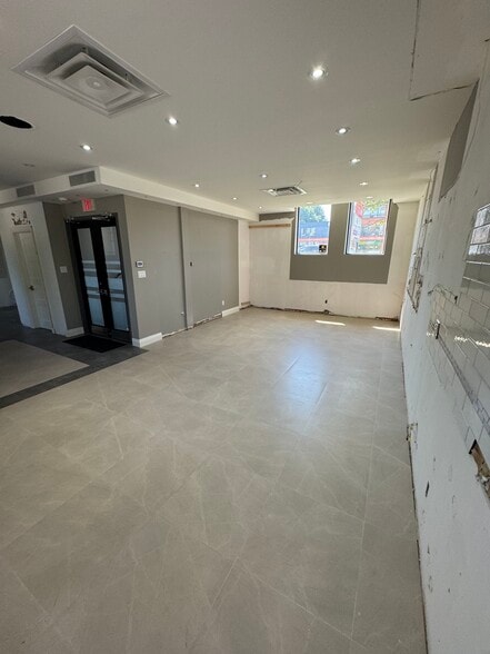 326 Sheppard Ave E, Toronto, ON for lease - Building Photo - Image 2 of 9