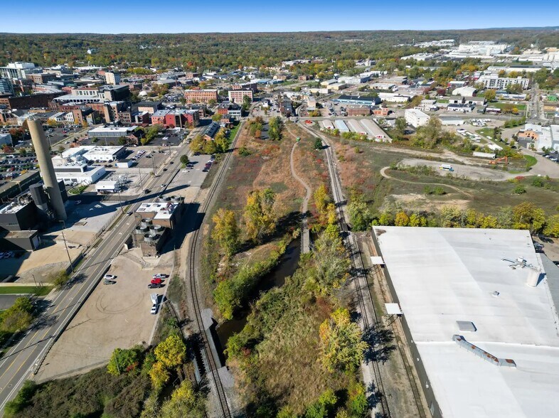 426 E Michigan Ave, Kalamazoo, MI à vendre - Photo du bâtiment - Image 3 de 3