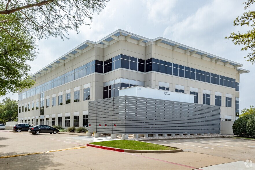 8616 Freeport Pky, Irving, TX à louer - Photo du bâtiment - Image 3 de 12