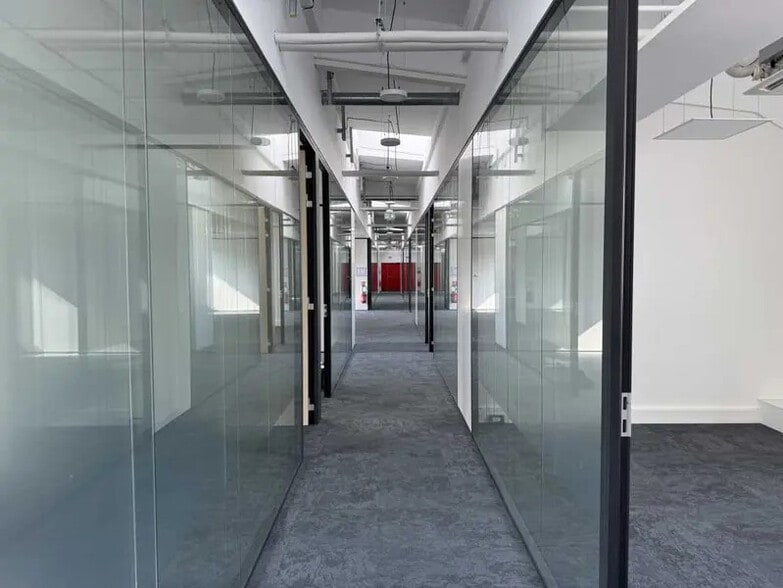 Office in Vanves for lease - Building Photo - Image 3 of 21