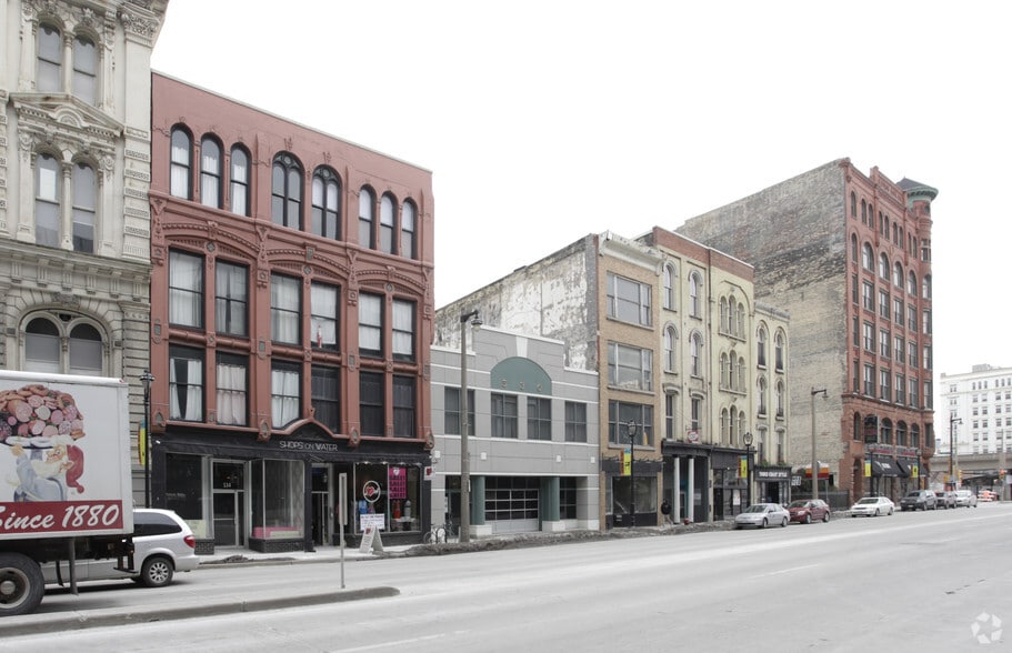 532 N Water St, Milwaukee, WI for lease - Building Photo - Image 2 of 10