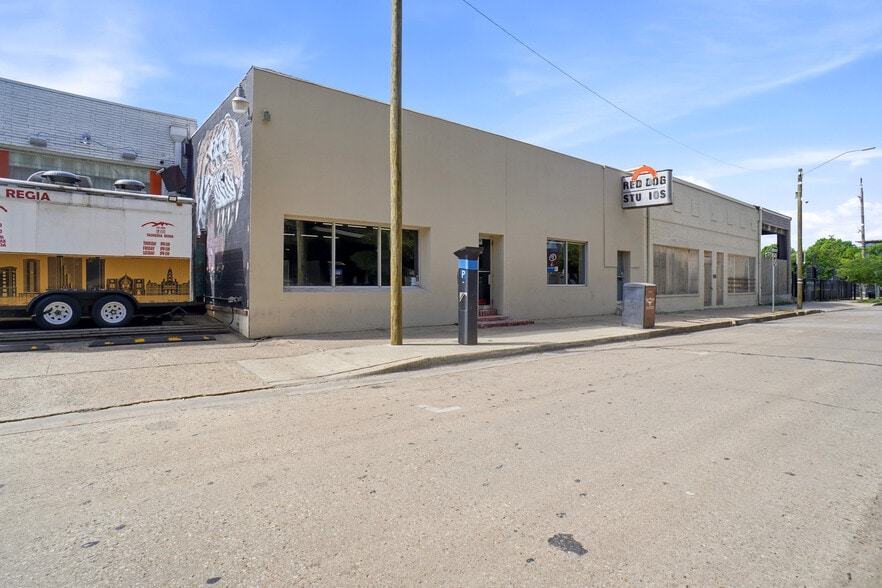 2927 Morton St, Fort Worth, TX for lease - Building Photo - Image 2 of 18