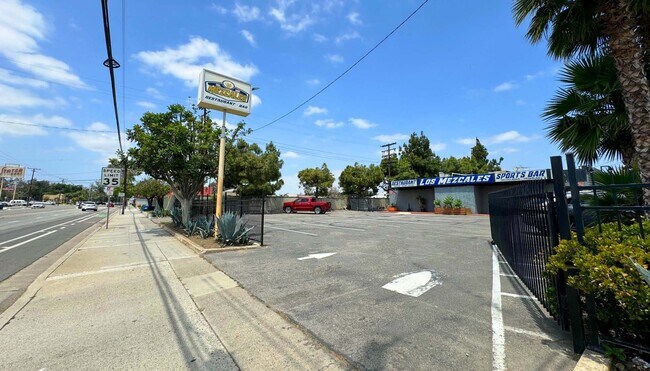 Plus de détails pour 2513 W Edinger Ave, Santa Ana, CA - Commerce de détail à vendre