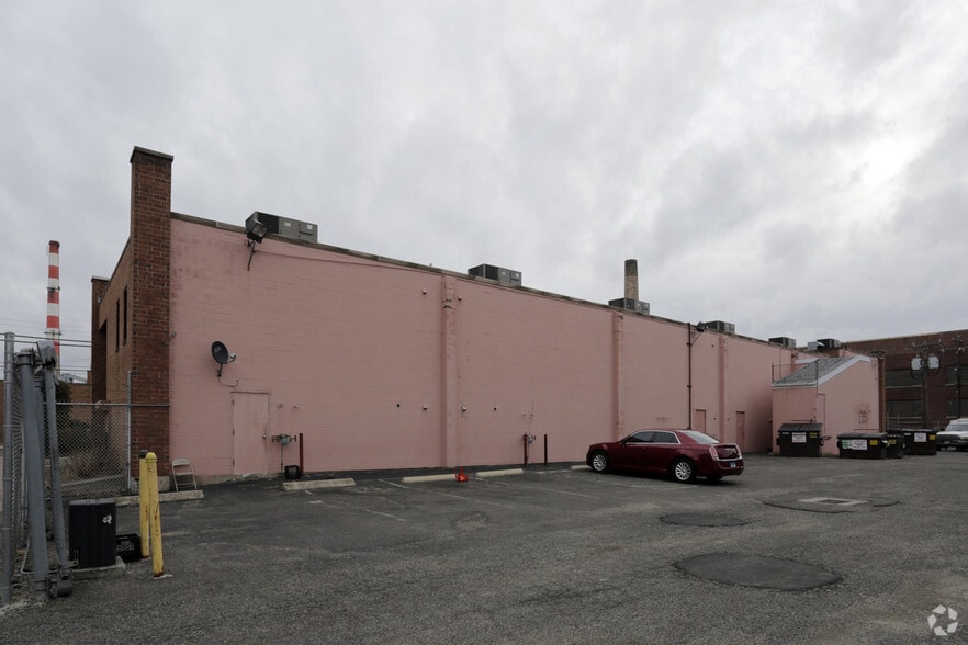 215 Warren St, Bridgeport, CT for lease - Building Photo - Image 3 of 11
