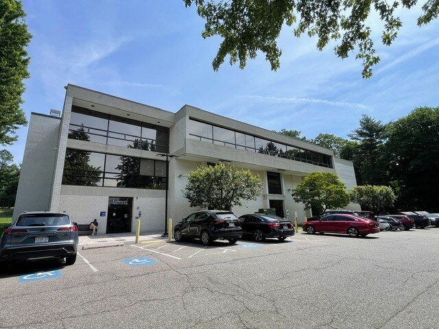 303 Adams St, Milton, MA à vendre - Photo du bâtiment - Image 2 de 12
