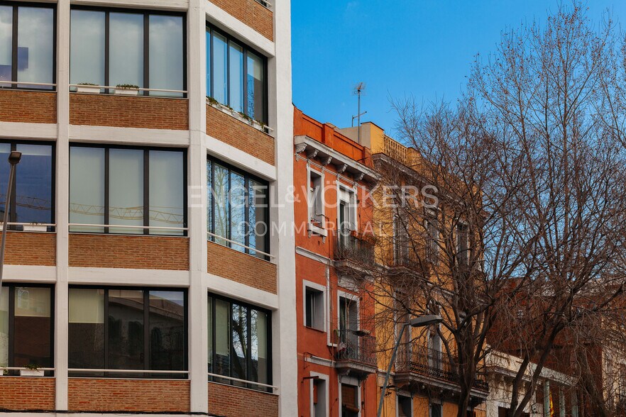 Office in Barcelona, Barcelona for lease - Building Photo - Image 2 of 4