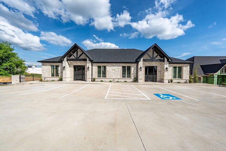 7196 Crosswater Ave, Tyler, TX à louer - Photo du bâtiment - Image 2 de 17