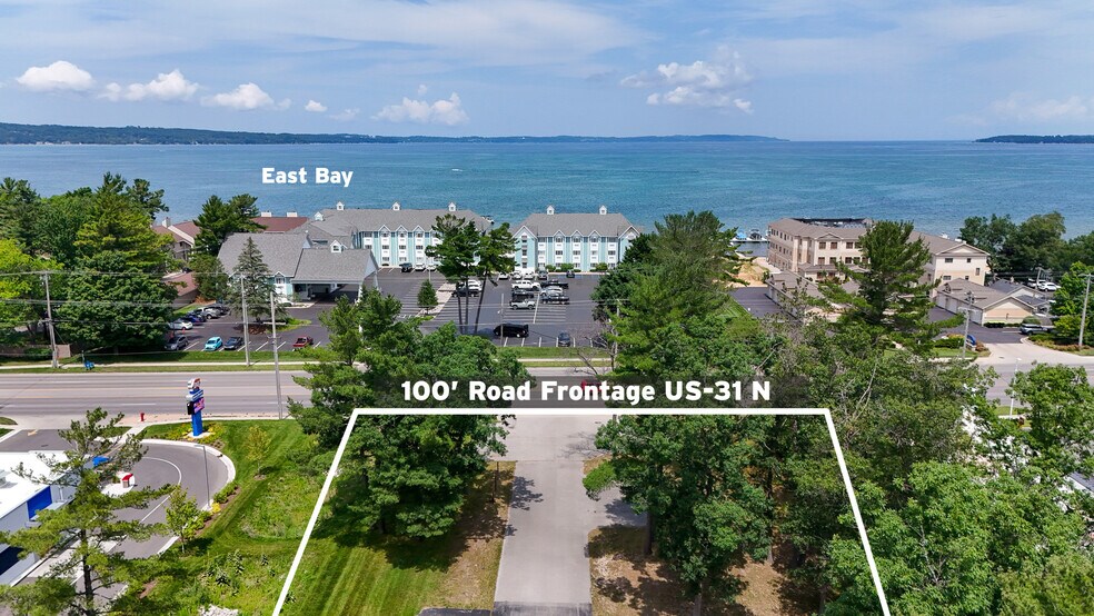 1818 US 31 N, Traverse City, MI à vendre - Aérien - Image 1 de 14