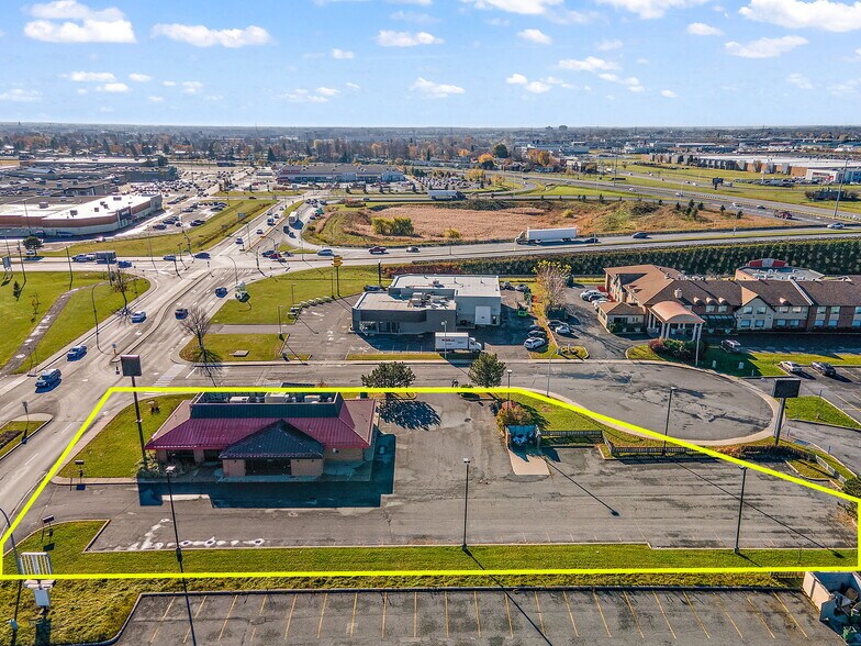 920 Rue Douglas, St-Jean, QC à vendre - Photo du bâtiment - Image 2 de 22