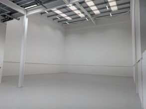 Hanworth Ln, Chertsey for lease Interior Photo- Image 1 of 6