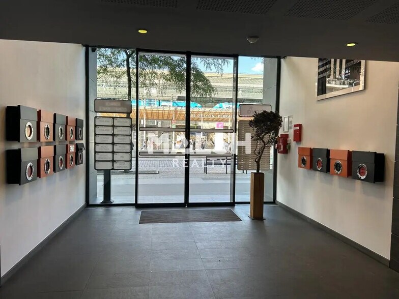 Office in Lyon for lease - Lobby - Image 3 of 9