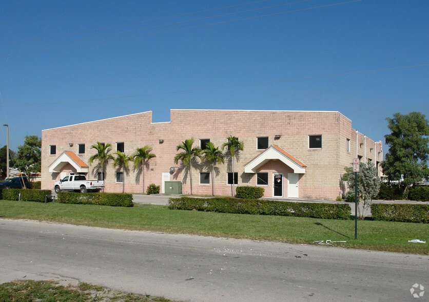 2201-2221 NW 22nd St, Pompano Beach, FL for lease - Building Photo - Image 2 of 9