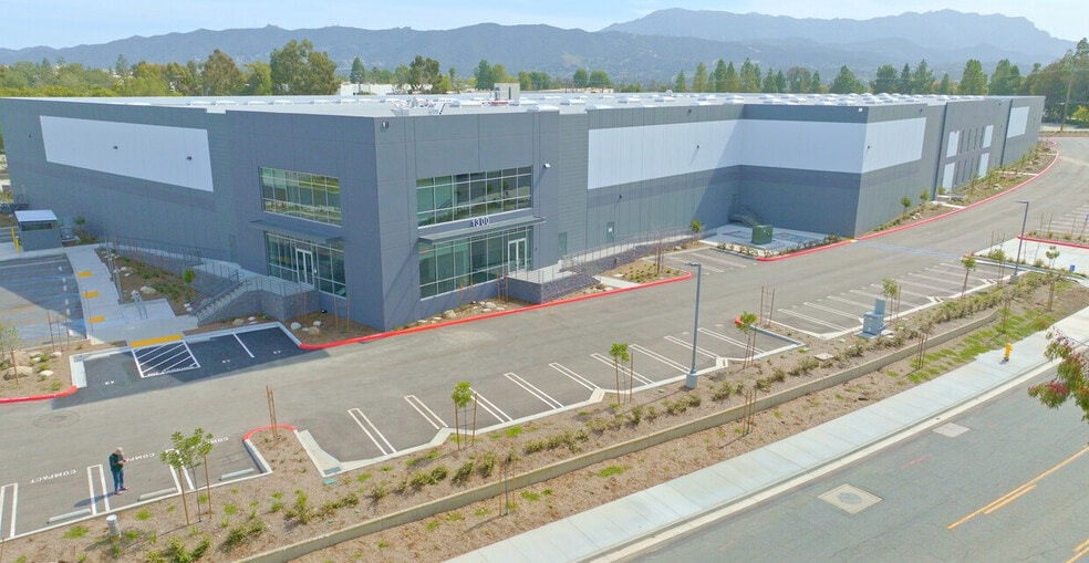 1300 Lawrence, Thousand Oaks, CA à louer - Photo du bâtiment - Image 2 de 17