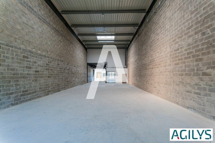 5 Boulevard Christian Jullien, Saint-Pierre-du-Perray for lease - Interior Photo - Image 2 of 6