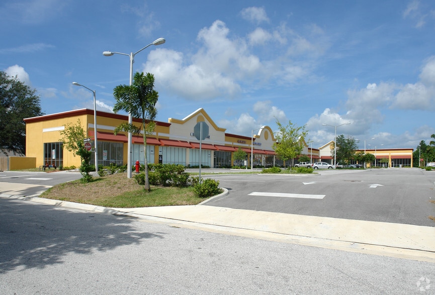 2200-2272 W Columbia Ave, Kissimmee, FL for sale - Primary Photo - Image 1 of 7
