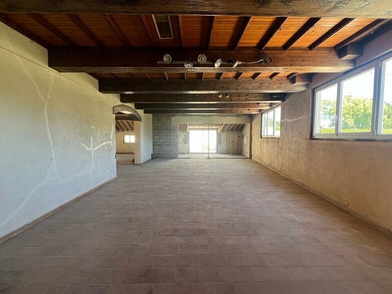 Retail in Arles for sale - Interior Photo - Image 3 of 7